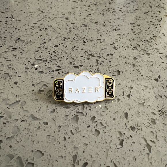 Razer Cloud Gaming Controller Rare Collectible Lapel Pin - Picture 1 of 2